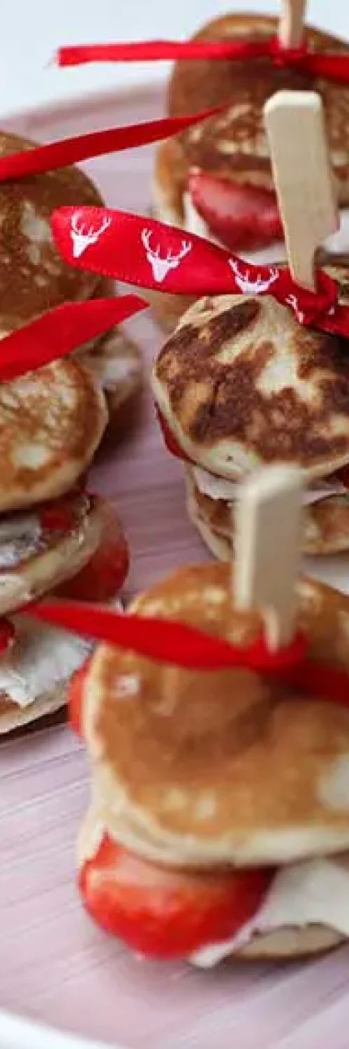 hapjes-kerstdiner-school-kerst-recept-kind-kersthapjes-poffertjes-aardbei-min.jpg kinder kerst borrelplank BORRELIG